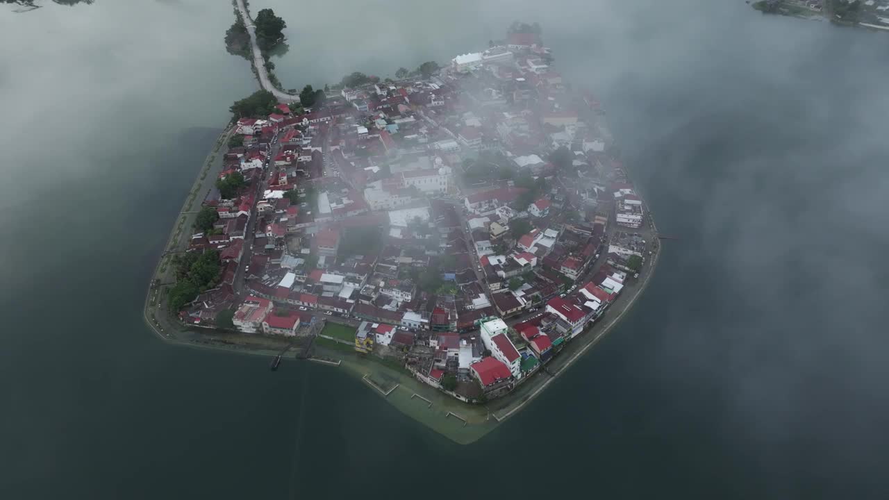 鸟瞰图，朦胧的湖泊与村庄房屋和岛屿，弗洛雷斯，危地马拉。视频素材