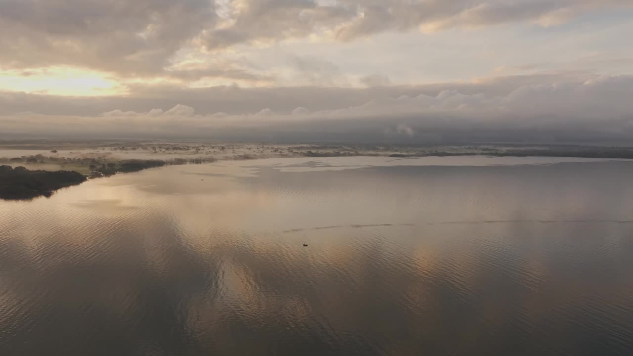 俯瞰宁静的湖和渔船在日出，危地马拉。视频下载