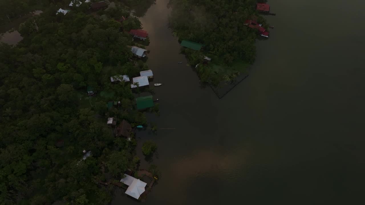 俯瞰宁静的湖泊，郁郁葱葱的森林和河流，里约杜尔塞，危地马拉。视频下载