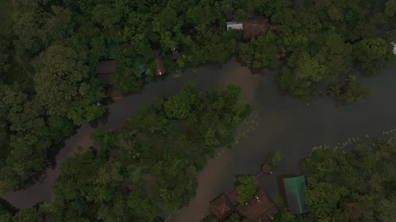 俯瞰绿色植物，森林，河流，房屋，危地马拉。视频下载