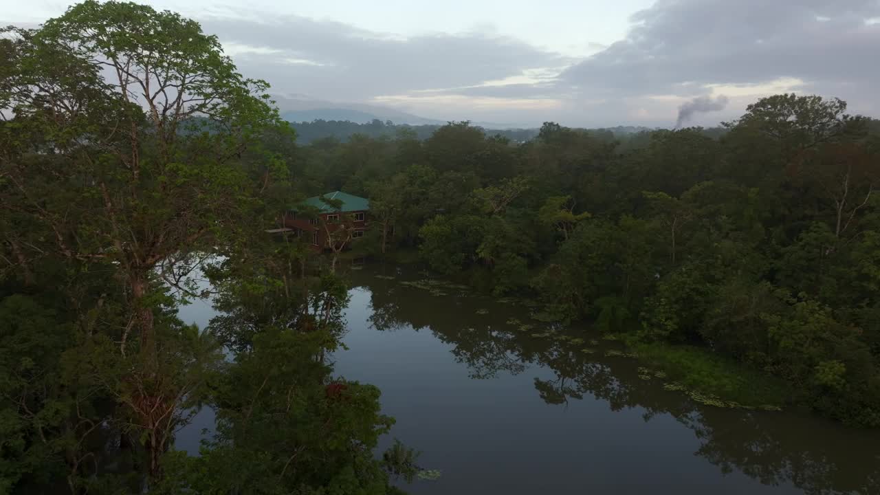 俯瞰宁静的湖泊与晨雾，森林，小屋，危地马拉。视频下载