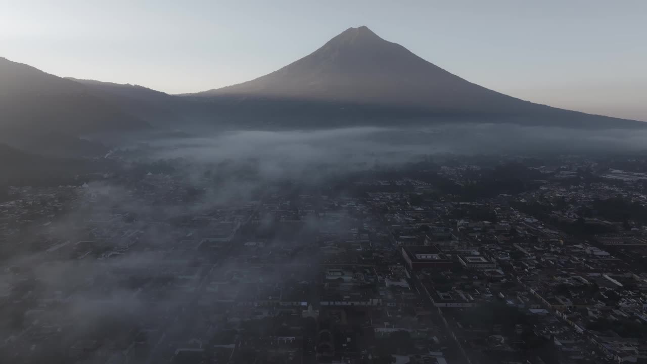 鸟瞰日出时的阿瓜火山，危地马拉的安提瓜。视频素材