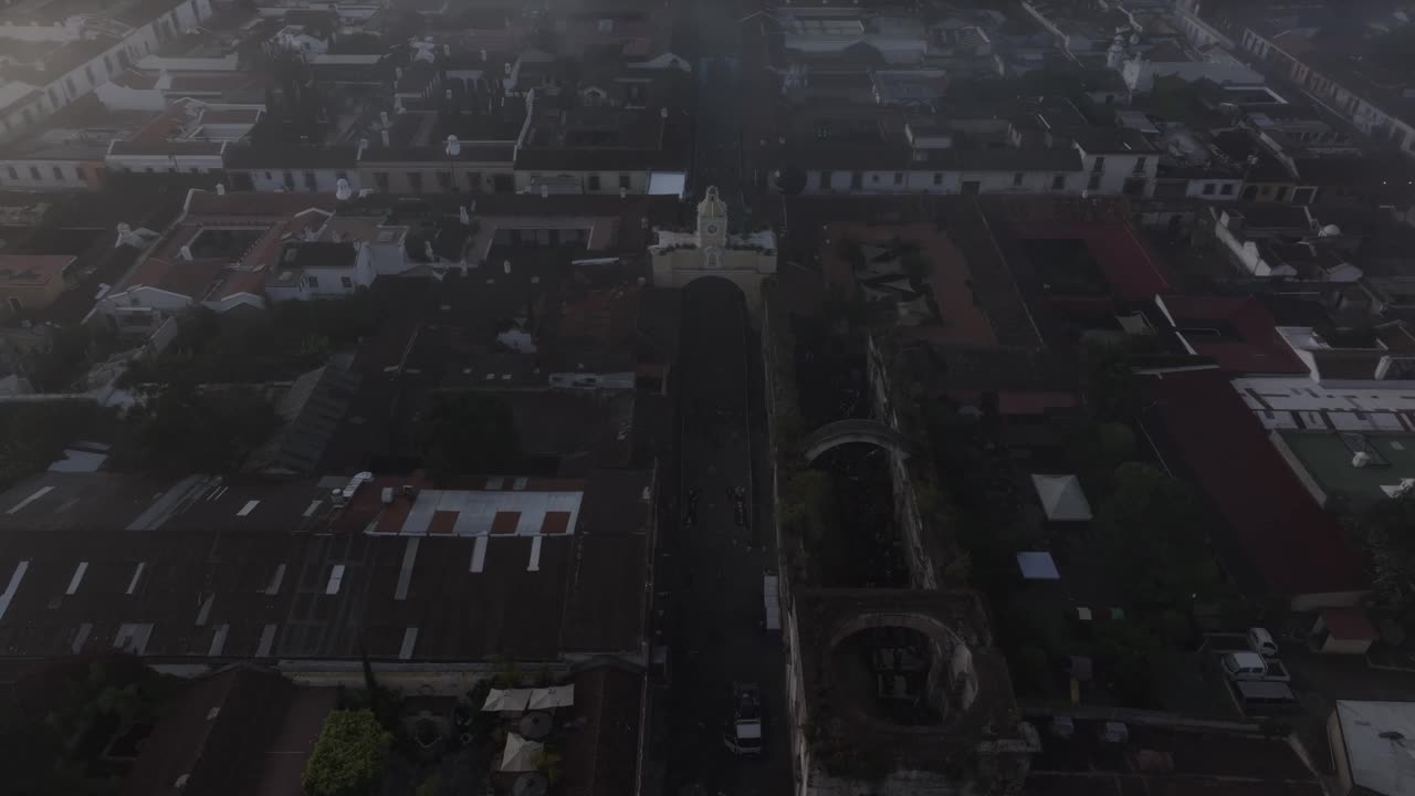 朦胧的安提瓜鸟瞰图，日出时的阿瓜火山正在喷发。视频素材