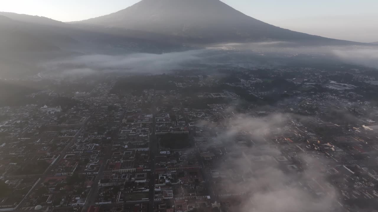 鸟瞰日出时的阿瓜火山，危地马拉的安提瓜。视频素材