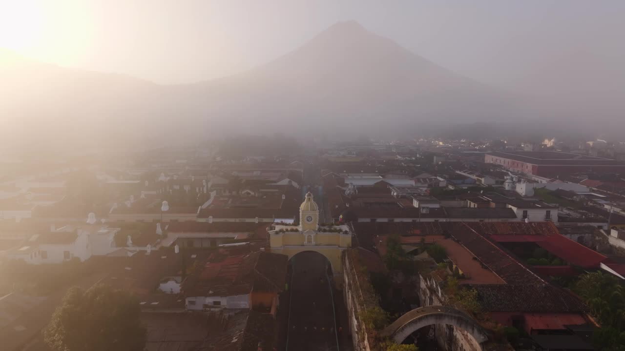 鸟瞰日出时的阿瓜火山，危地马拉的安提瓜。视频素材