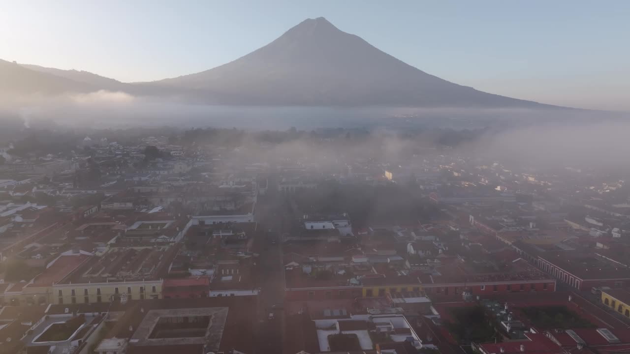 鸟瞰日出时的阿瓜火山，危地马拉的安提瓜。视频素材