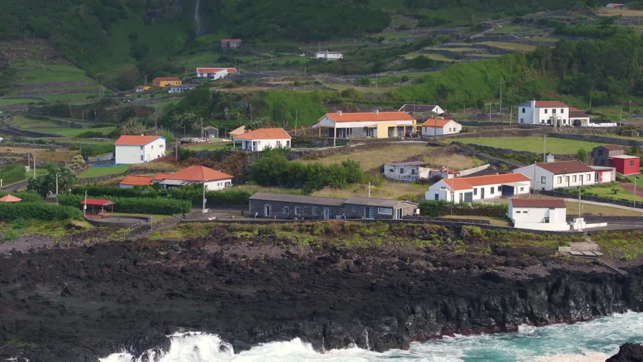 鸟瞰村庄的岩石海岸线和多云的天空，葡萄牙。视频素材