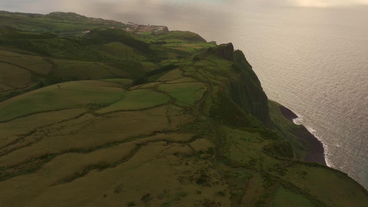 鸟瞰日出时的岩石海岸和海洋，葡萄牙。视频素材