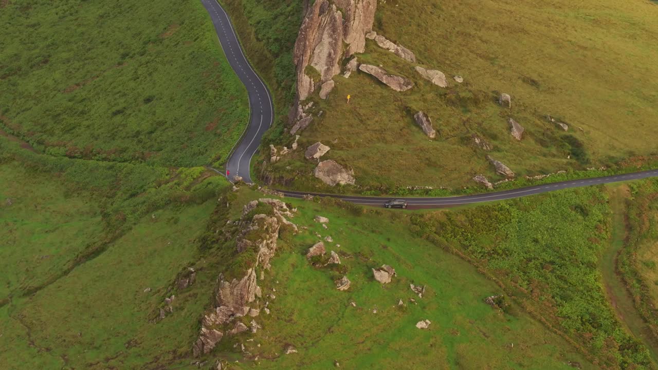 鸟瞰日出时的岩石道路和郁郁葱葱的山丘，葡萄牙。视频素材