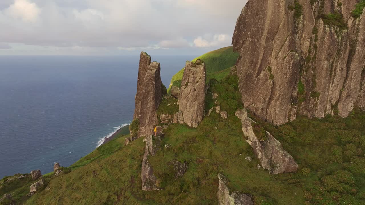 鸟瞰崎岖的海岸线和岩层，葡萄牙。视频素材