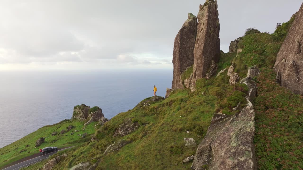 鸟瞰图，岩石海岸与绿色和海洋，葡萄牙。视频素材