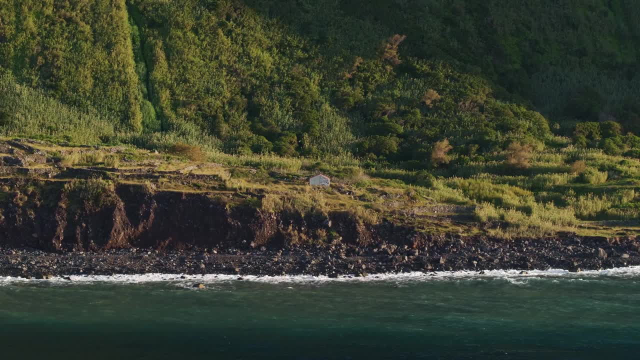 鸟瞰遥远的黑沙滩与岩石海岸，葡萄牙。视频素材