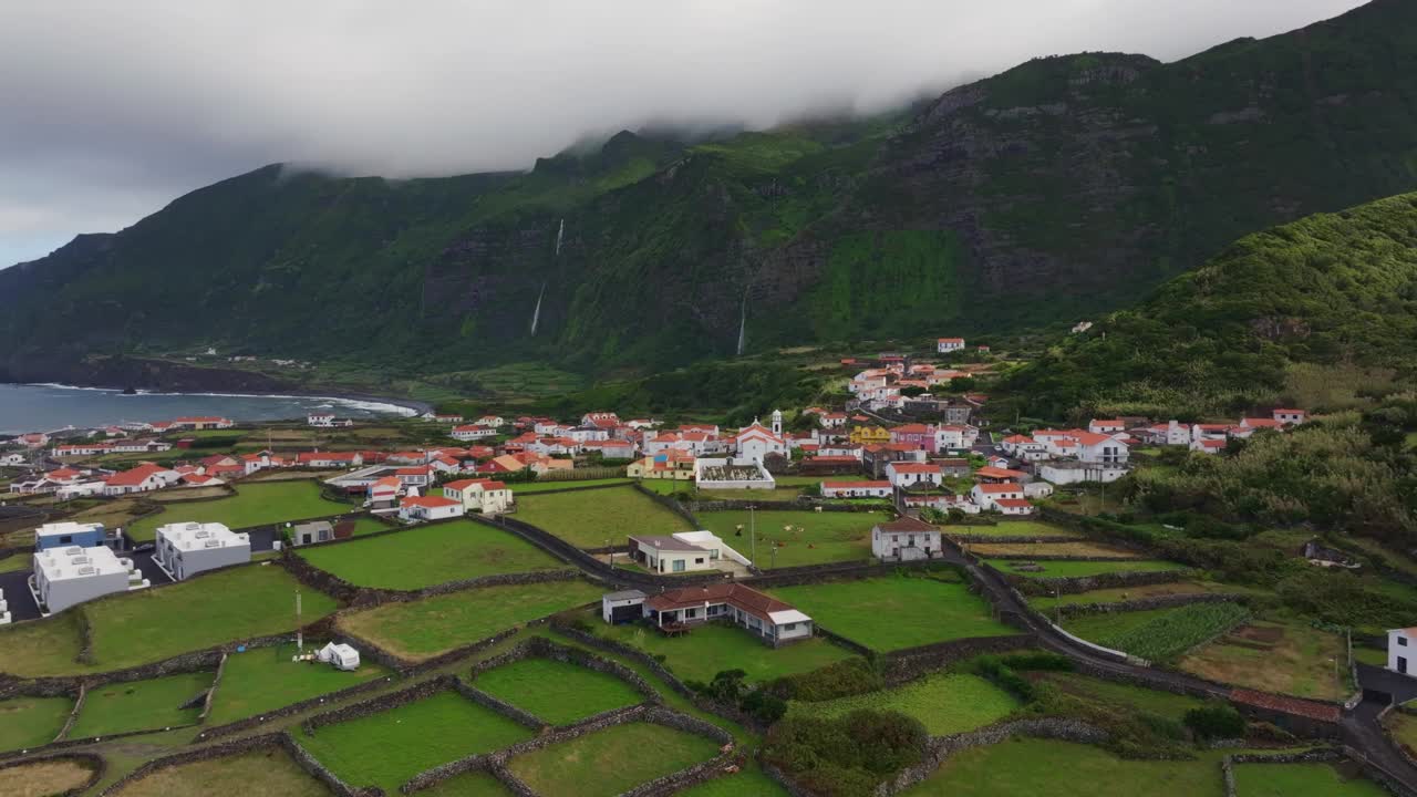 鸟瞰图的村庄海边与岩石海岸线，葡萄牙。视频素材