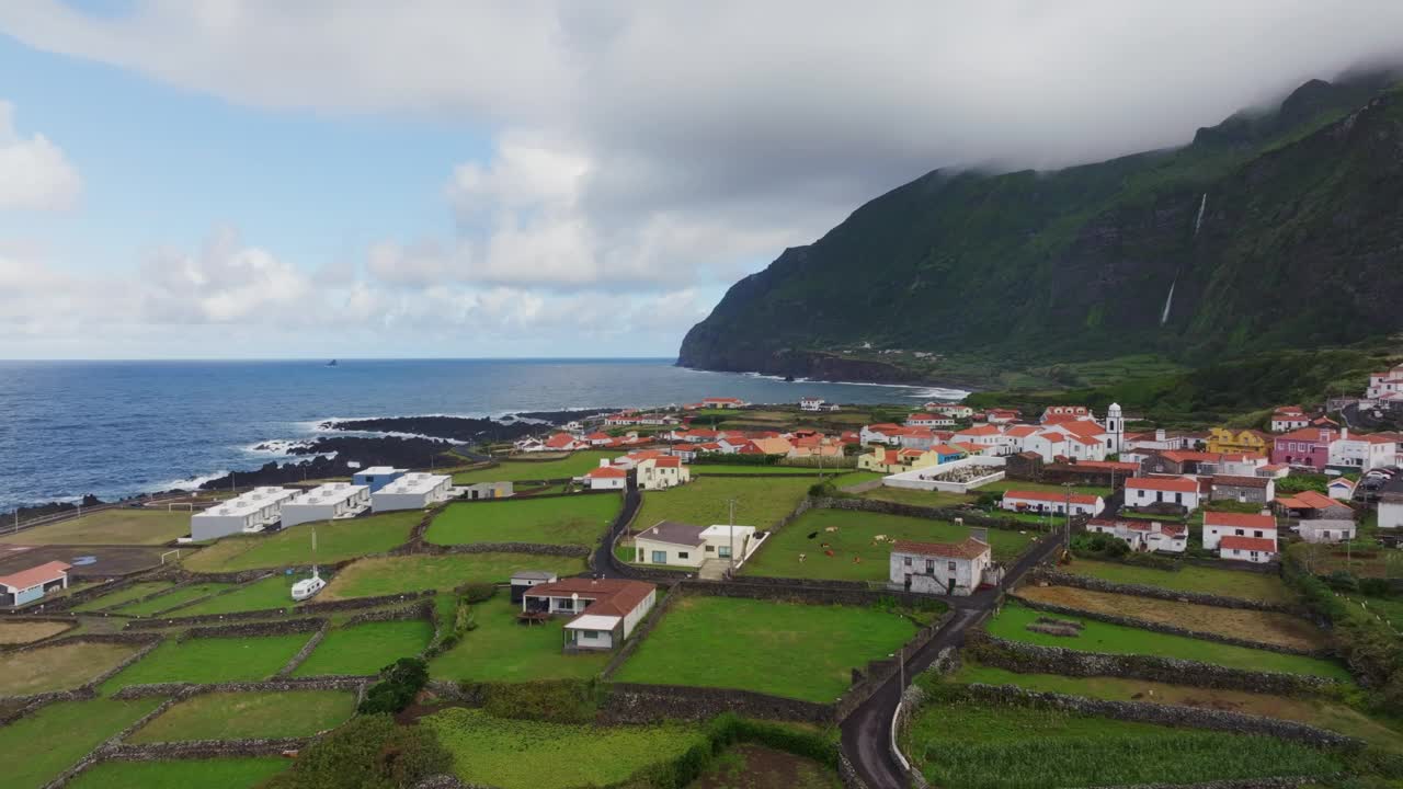 鸟瞰村庄的海浪和岩石，亚速尔群岛，葡萄牙。视频素材