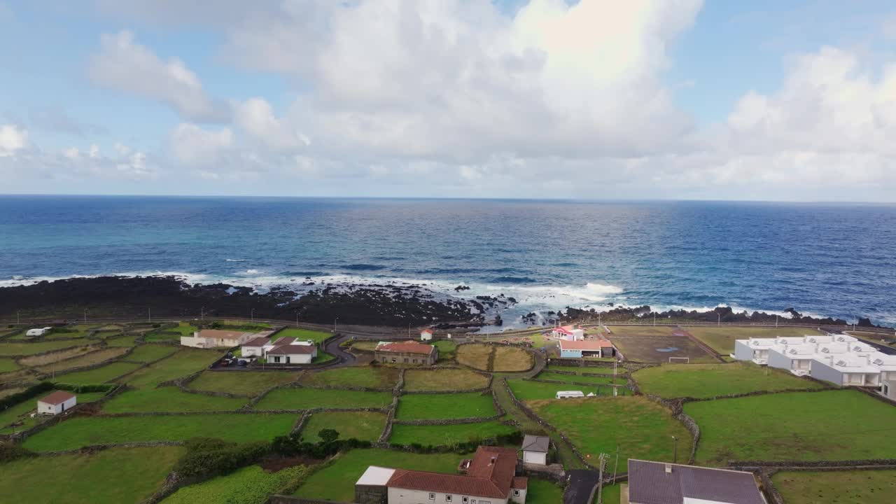 鸟瞰图的村庄海边与岩石海岸线，葡萄牙。视频素材