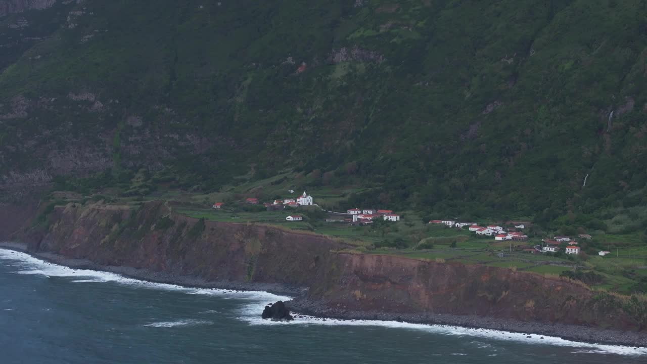 葡萄牙，悬崖边的村庄鸟瞰图。视频素材