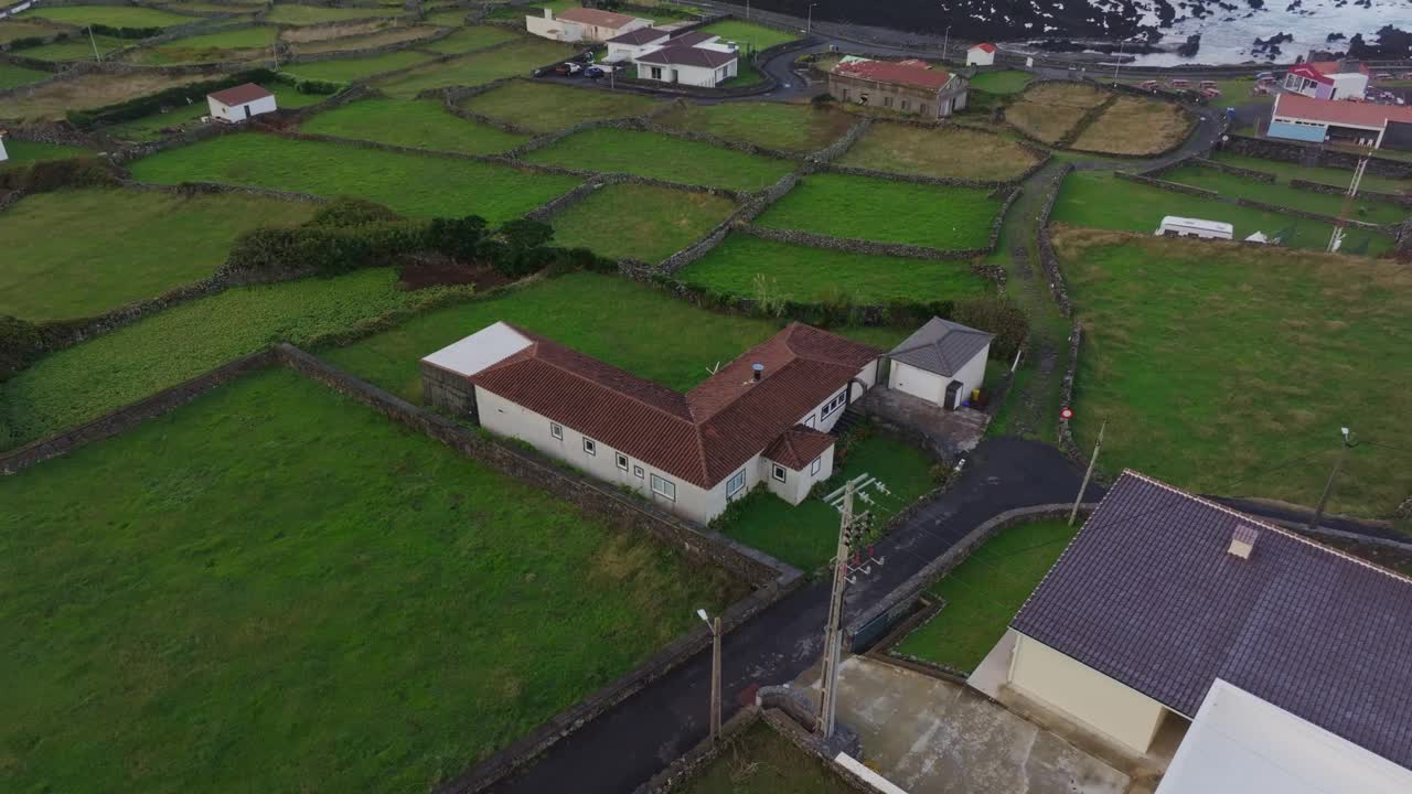 葡萄牙海边宁静村庄的鸟瞰图。视频素材