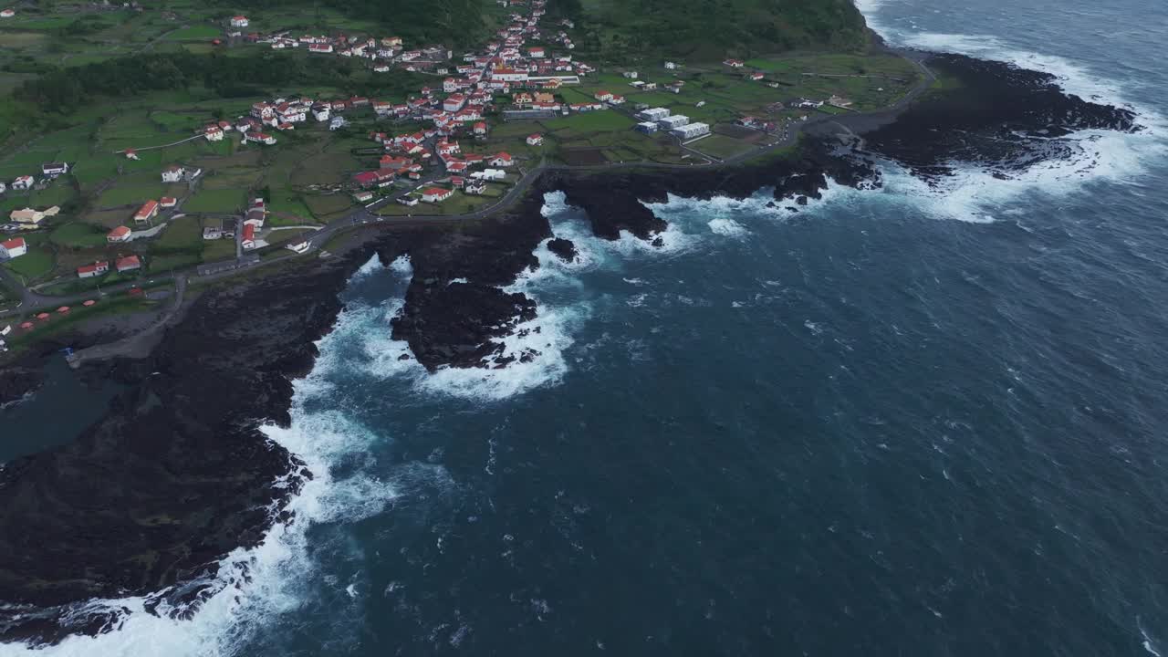 鸟瞰日落时海边的村庄，葡萄牙。视频素材