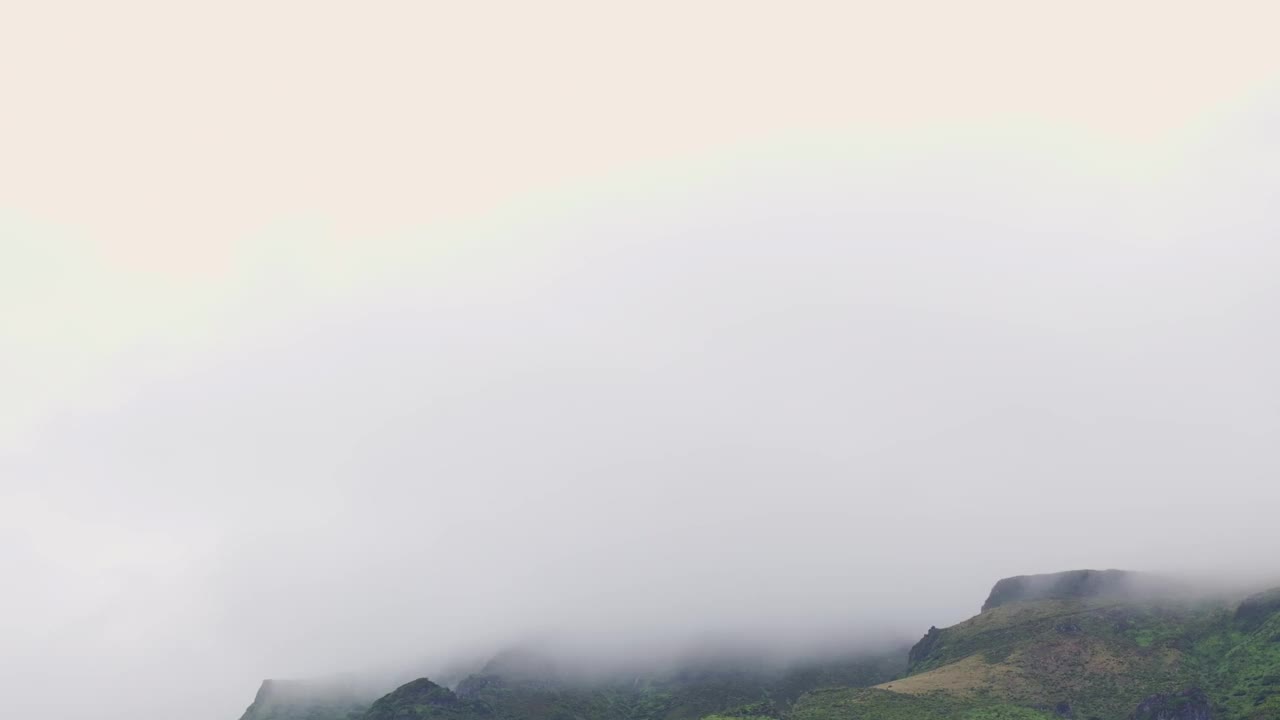 鸟瞰村庄在日落的海上，葡萄牙。视频素材