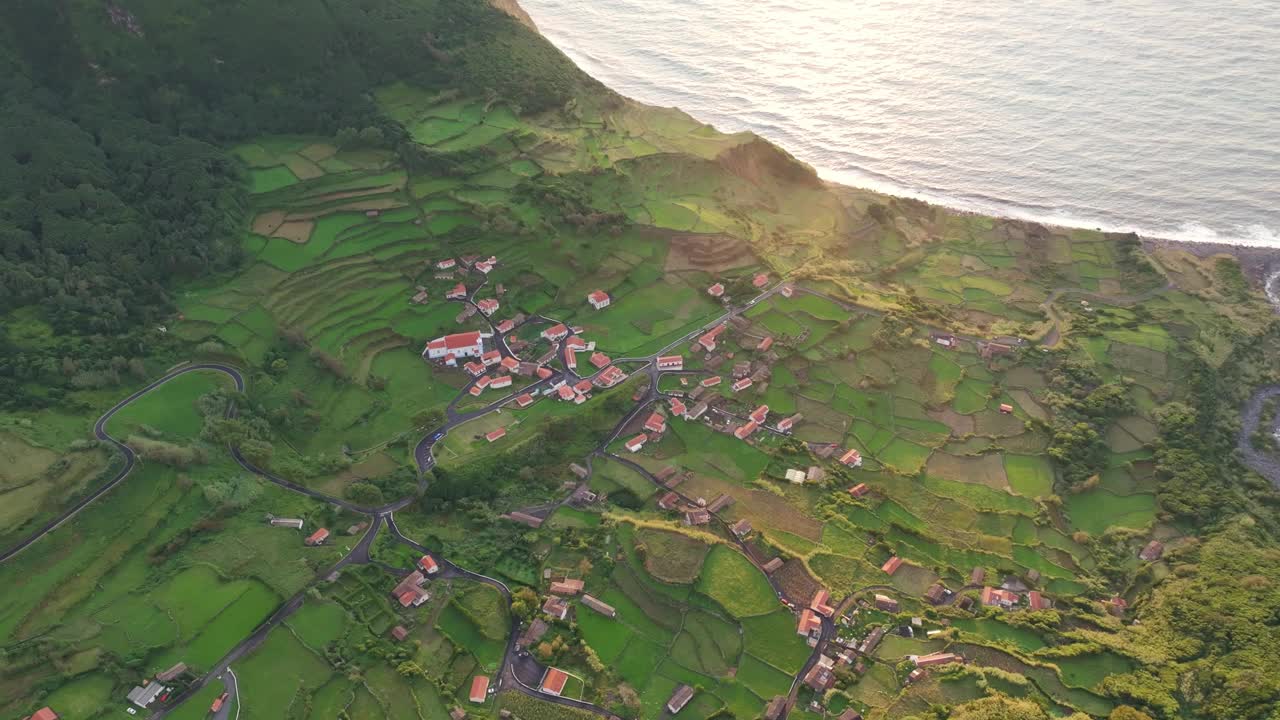 日落时梯田和沿海村庄的鸟瞰图，葡萄牙。视频素材