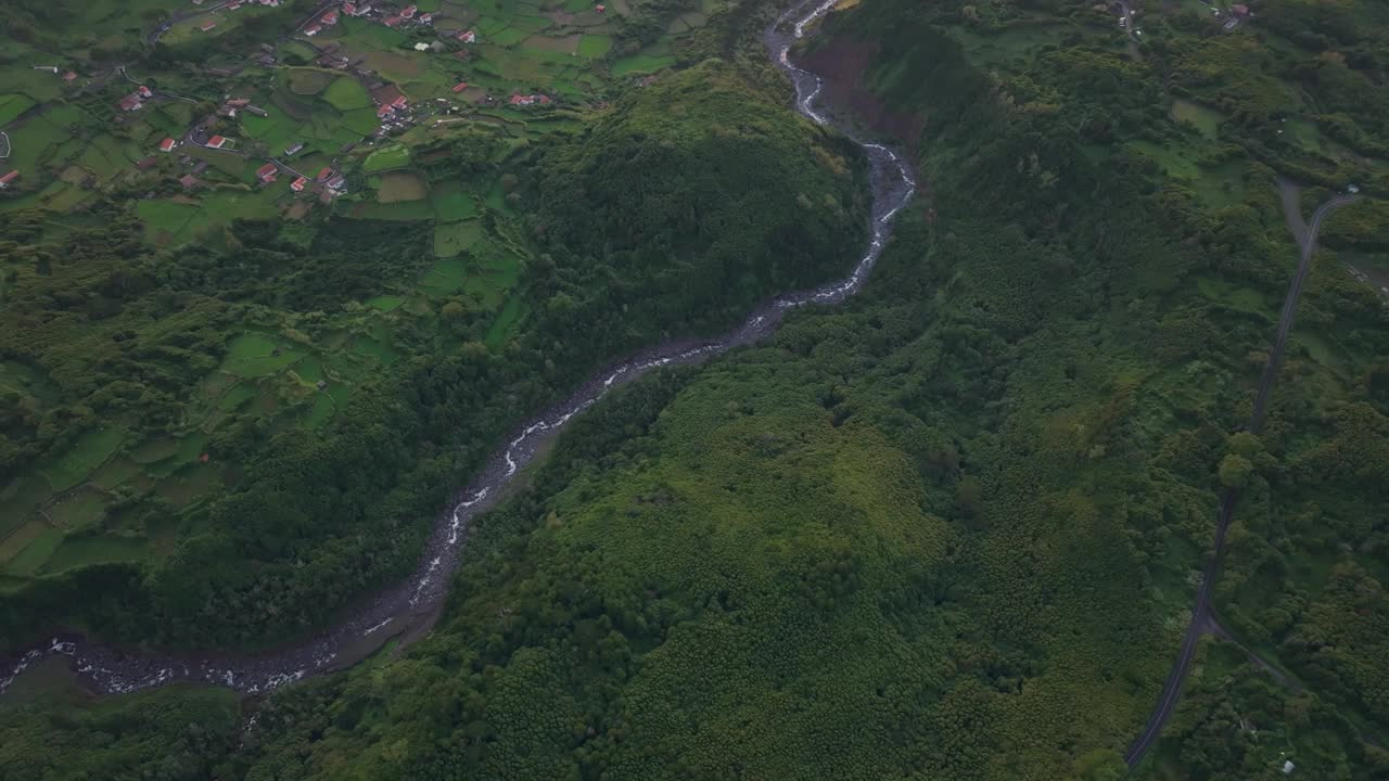 鸟瞰日落时海边的村庄，葡萄牙。视频素材