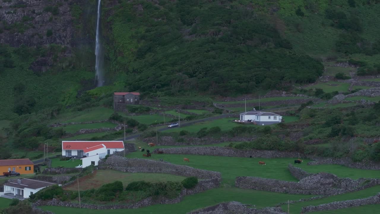 鸟瞰绿色植物，村庄，瀑布，山脉，葡萄牙。视频素材