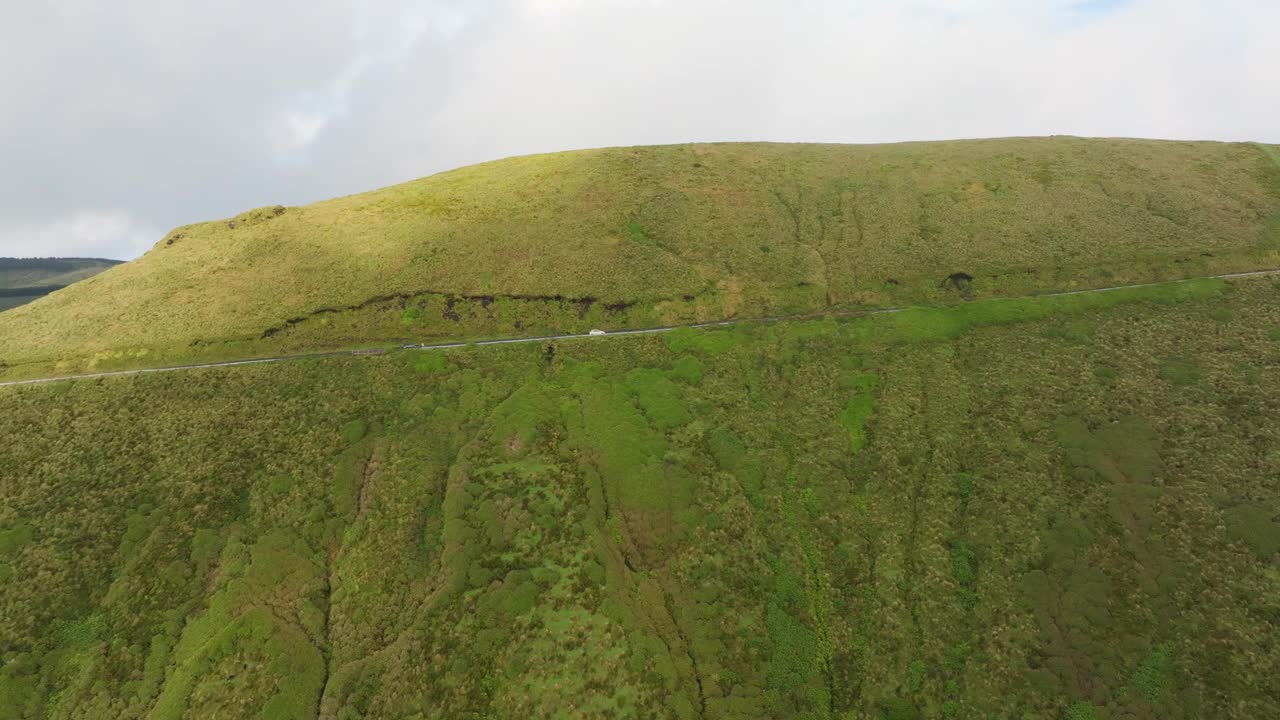 鸟瞰图，蜿蜒的道路穿过山区乡村，葡萄牙。视频素材