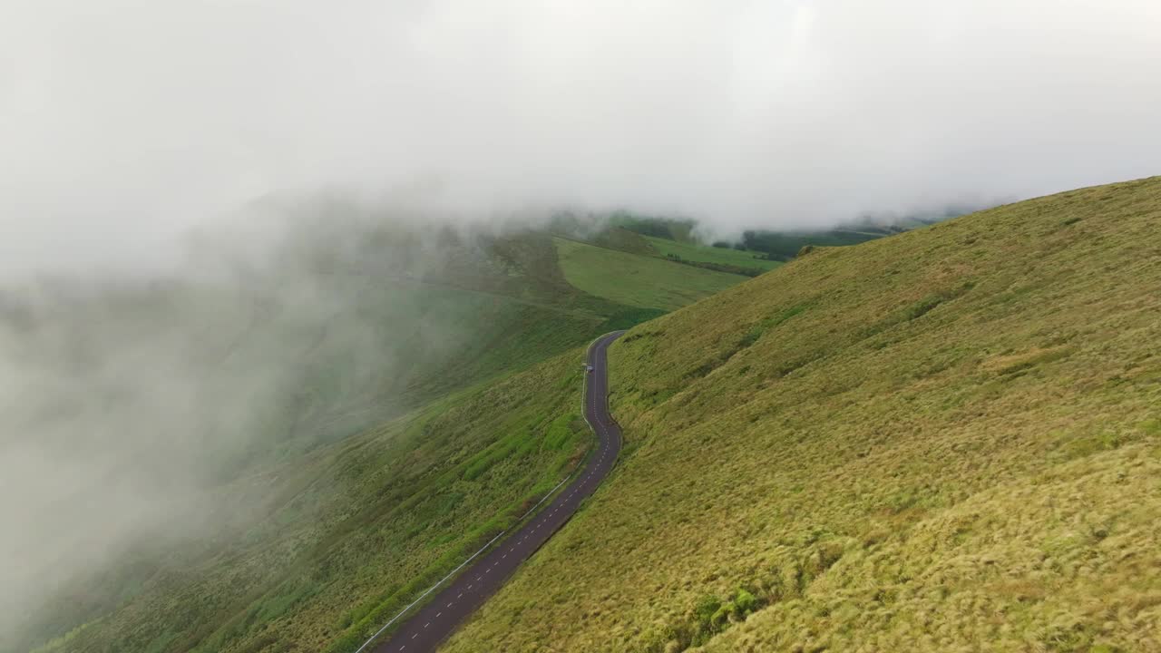 鸟瞰图雾蒙蒙的山丘，湖泊，蜿蜒的道路，葡萄牙。视频素材