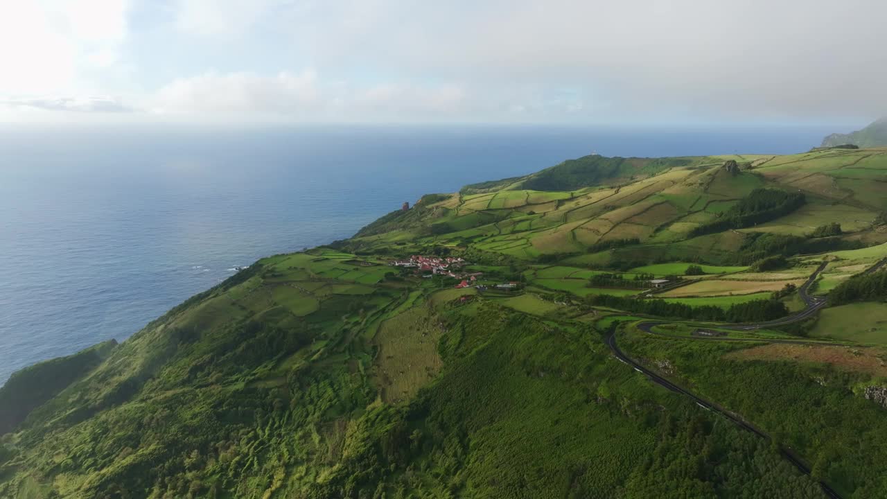 葡萄牙，海边的村庄和田野鸟瞰图。视频素材