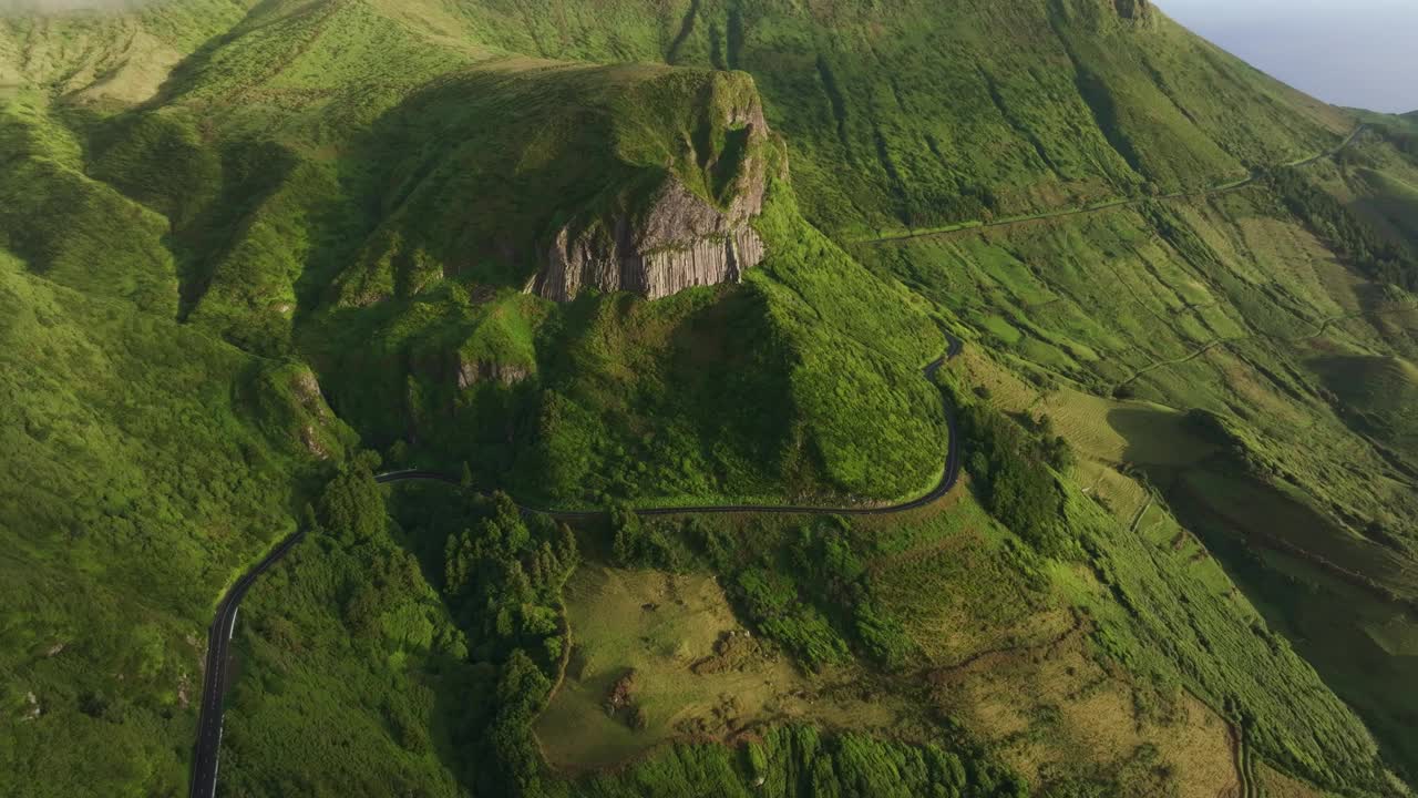 鸟瞰日落时的绿色山景，葡萄牙。视频素材