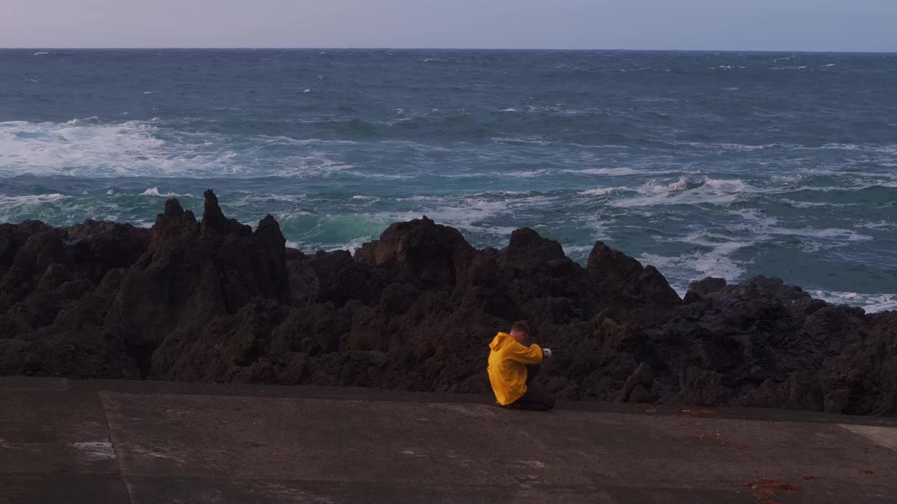 鸟瞰图宁静的村庄在日落的海边，葡萄牙。视频素材