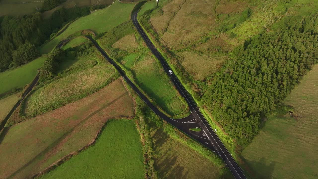 鸟瞰蜿蜒的道路，汽车和山在日落，葡萄牙。视频素材