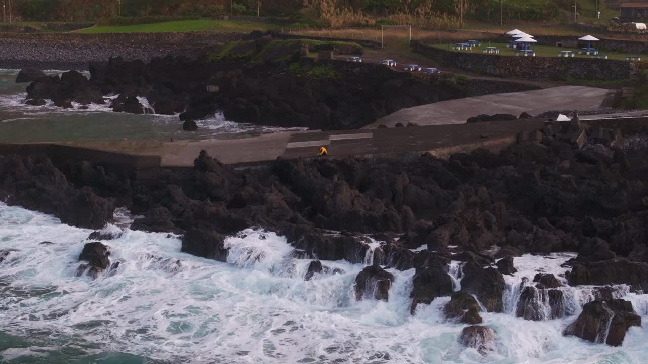 鸟瞰村庄日落时的海浪和海岸，葡萄牙。视频素材