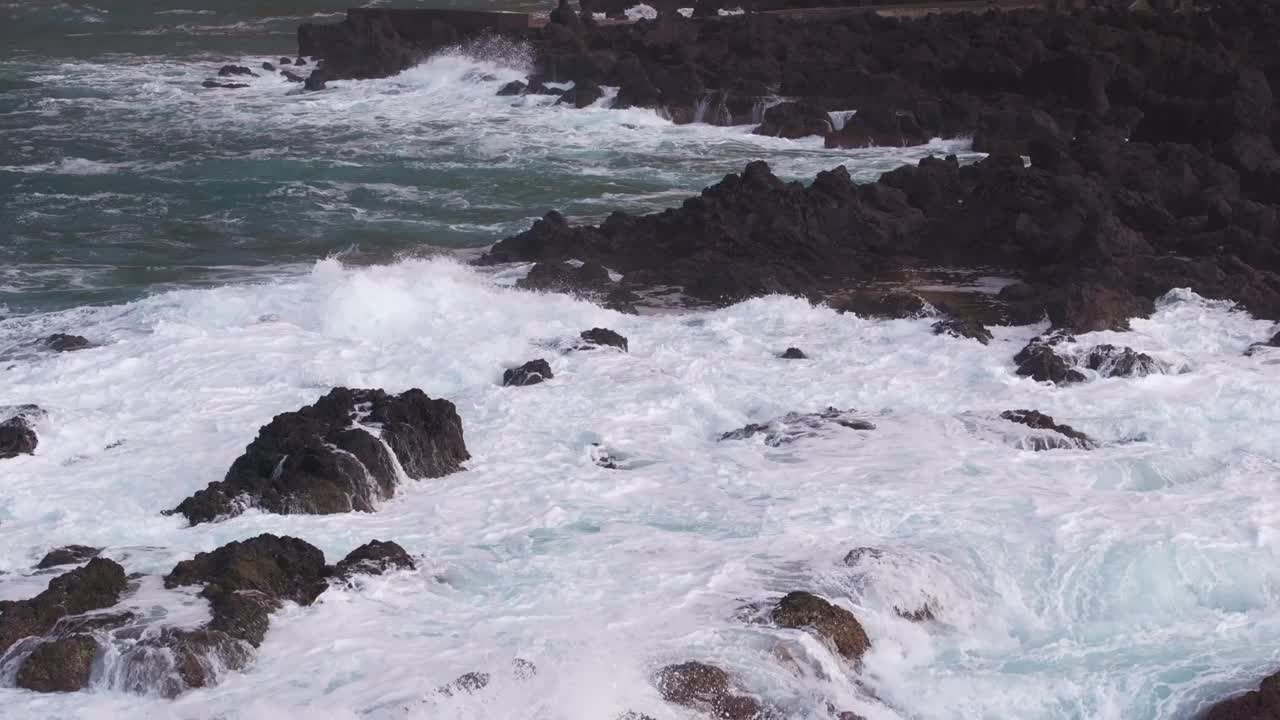 鸟瞰图的沿海村庄与海洋和房屋，葡萄牙。视频素材