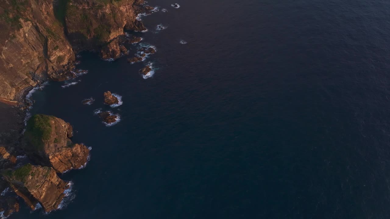 鸟瞰崎岖的悬崖和岩石海岸在黄昏，葡萄牙。视频素材