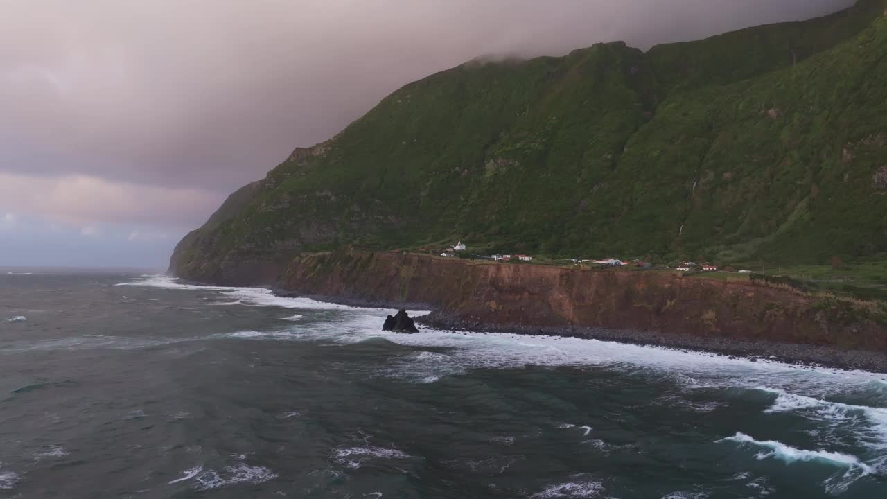 鸟瞰悬崖上俯瞰日落时大海的村庄，葡萄牙。视频素材