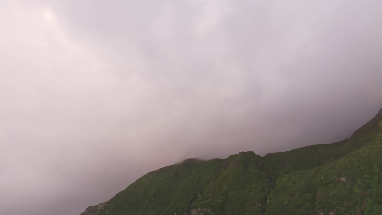 鸟瞰海岸村庄的悬崖和岩石海岸线，葡萄牙。视频素材