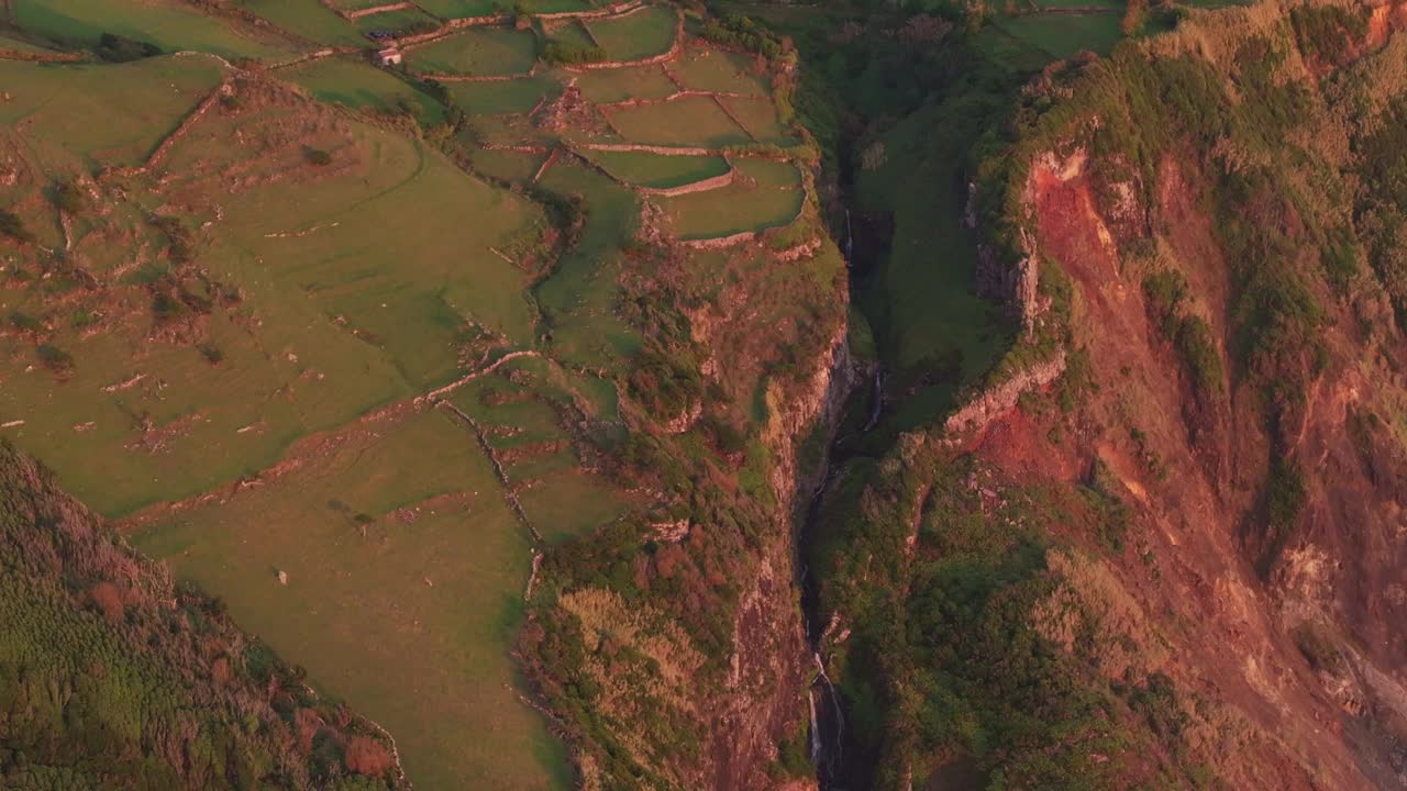 鸟瞰村庄，山谷，梯田日落，葡萄牙。视频素材