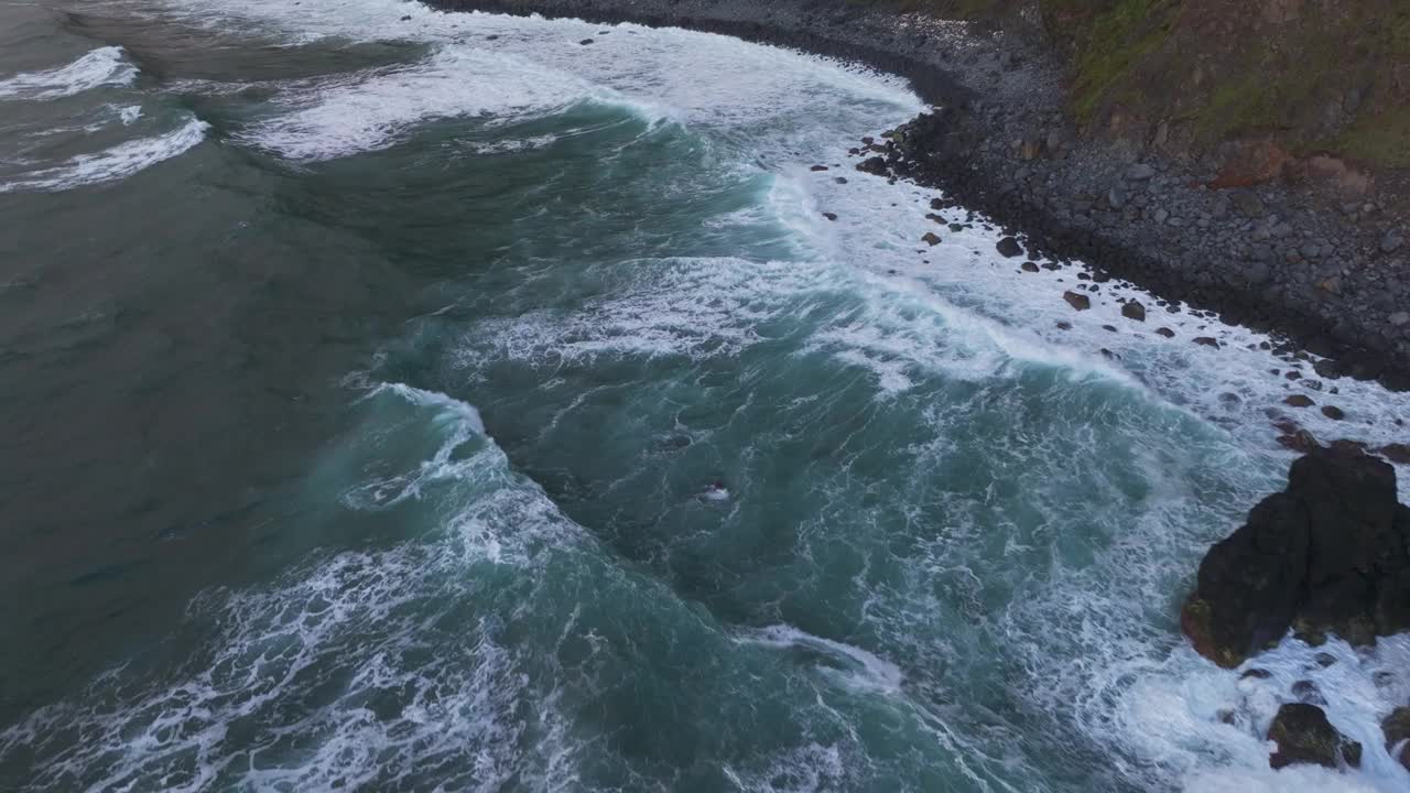 鸟瞰宁静的村庄在日落的海边，葡萄牙。视频素材