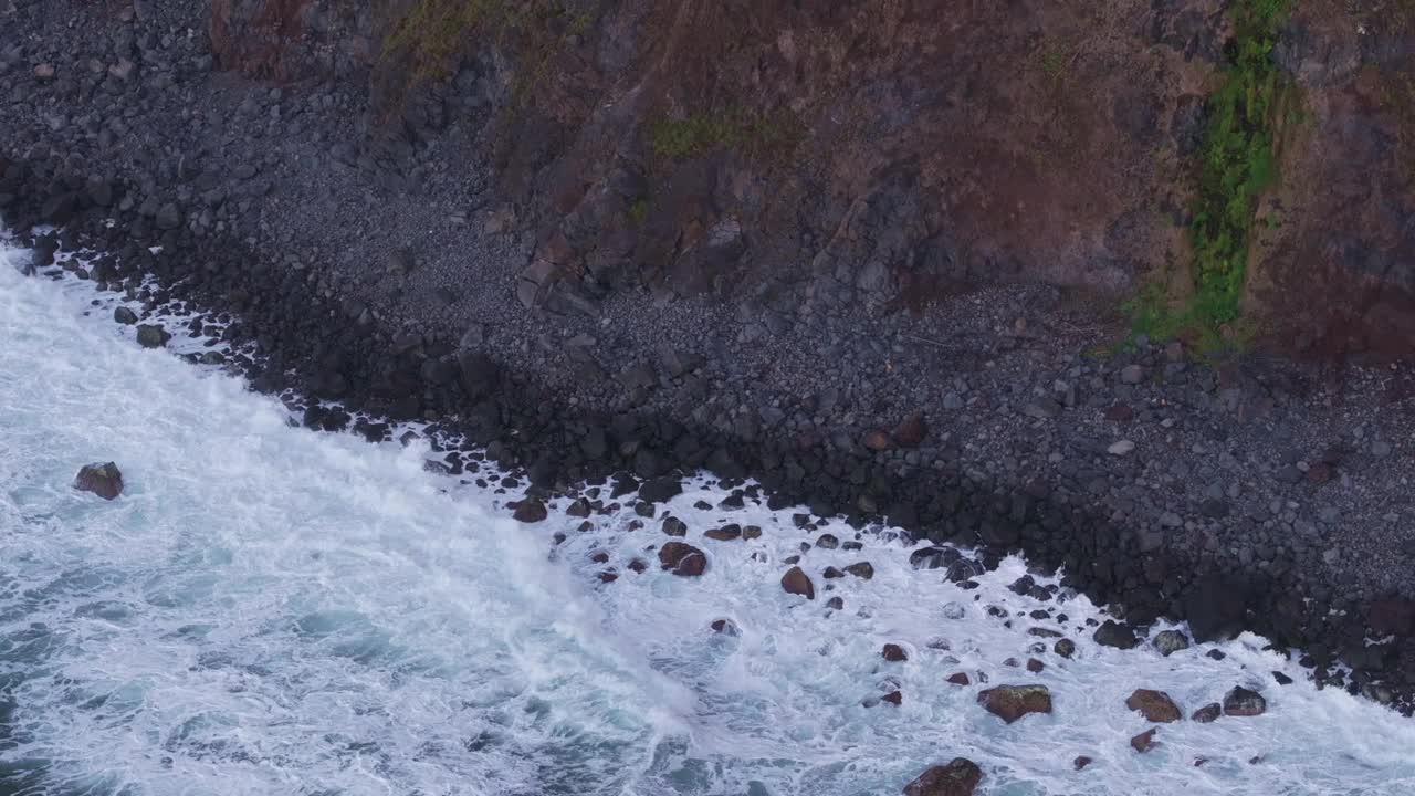 鸟瞰图的岩石海岸与冲击海浪在日落，葡萄牙。视频素材