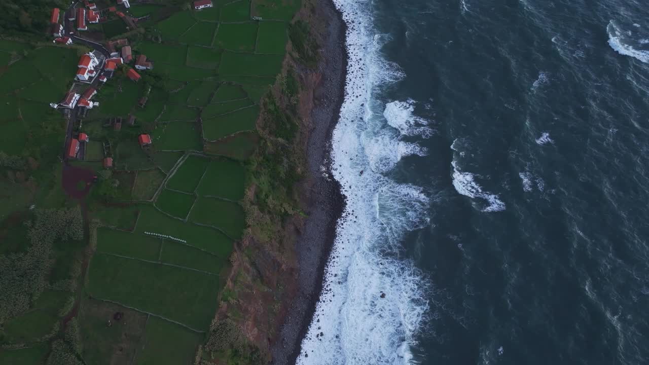 鸟瞰图的沿海村庄与绿色的田野，海边，葡萄牙。视频素材