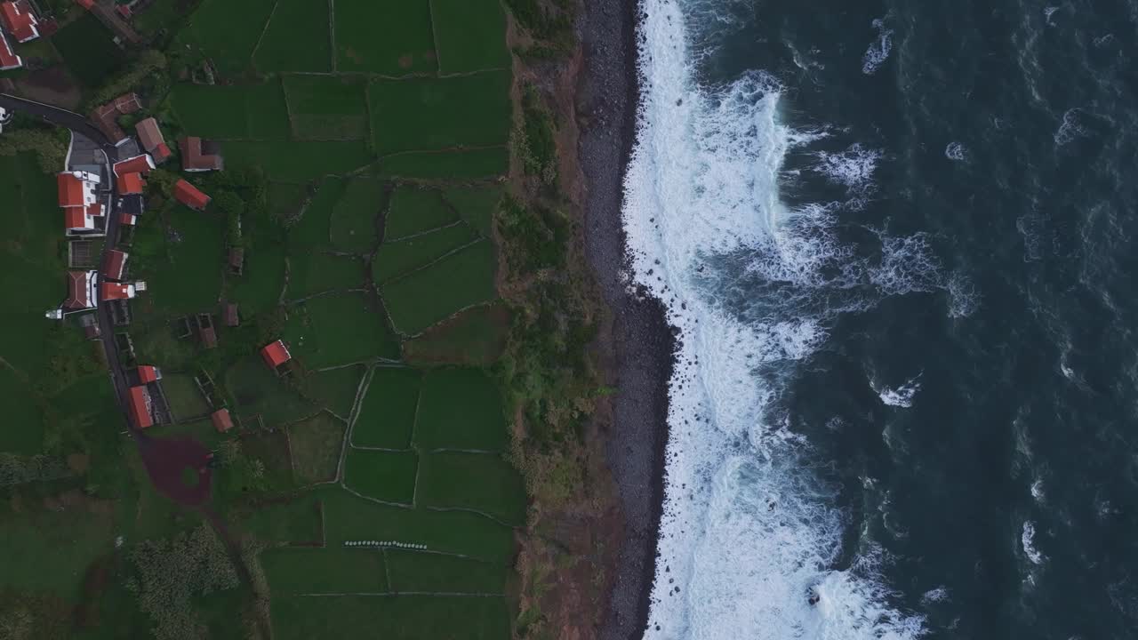 葡萄牙，日落时海边村庄的鸟瞰图。视频素材