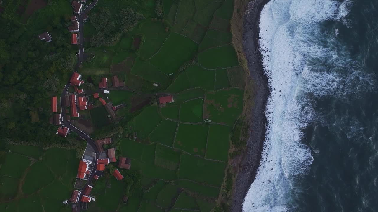 鸟瞰村庄的海上与岩石海岸，葡萄牙。视频素材