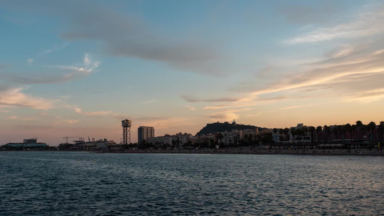 巴塞罗那从白天到夜晚的时间流逝。地中海，临海视频下载