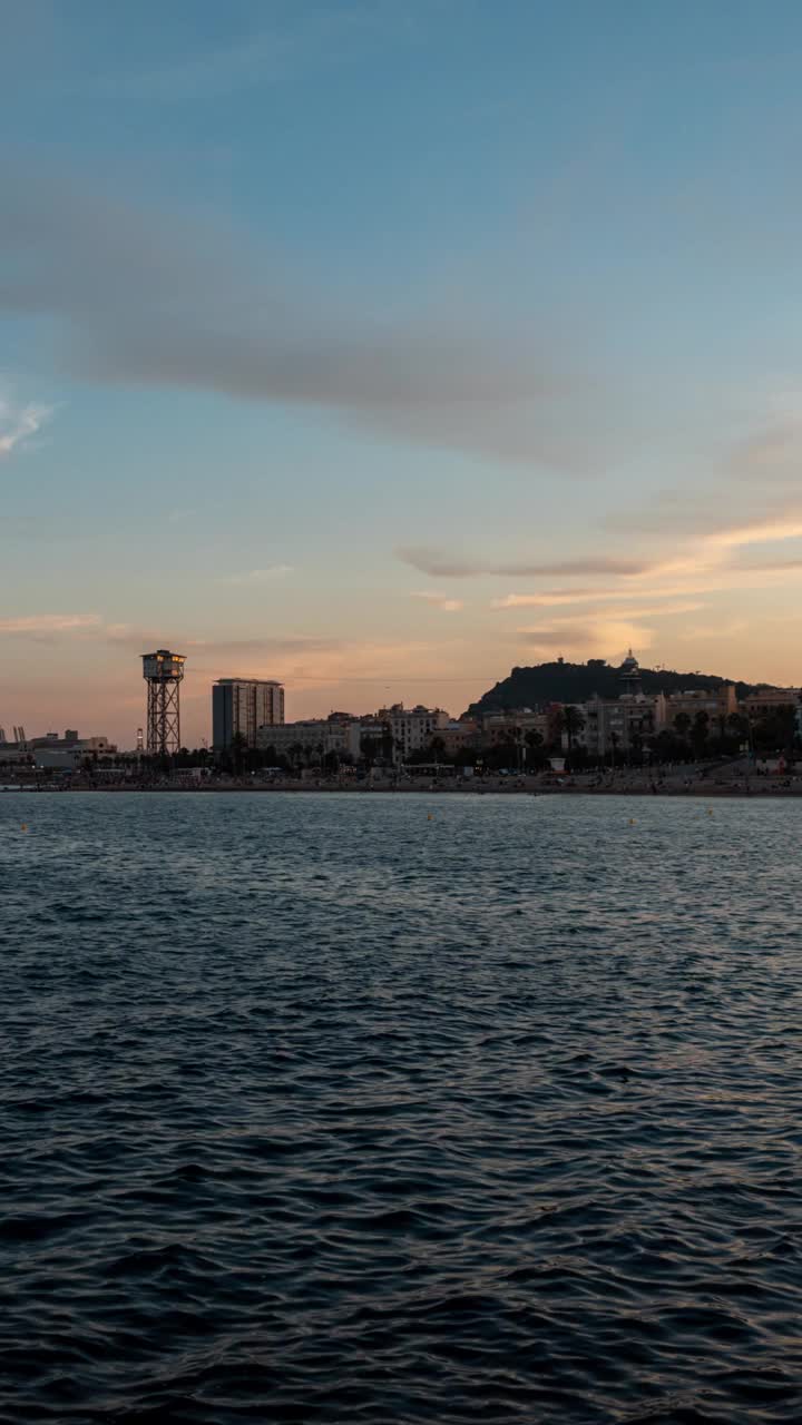 巴塞罗那从白天到夜晚的时间流逝。地中海，临海视频下载