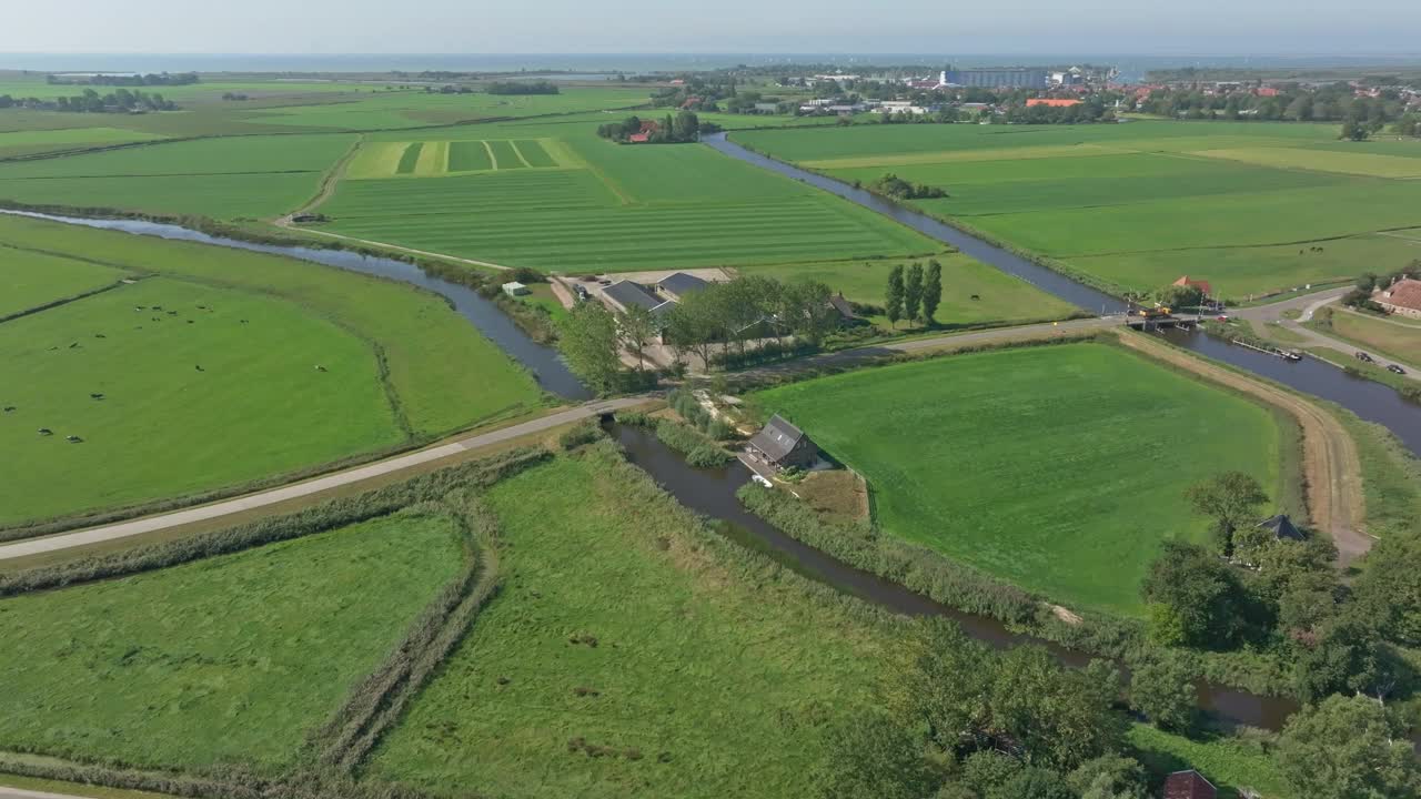 荷兰乡村鸟瞰图，有农场、河流、道路。视频素材