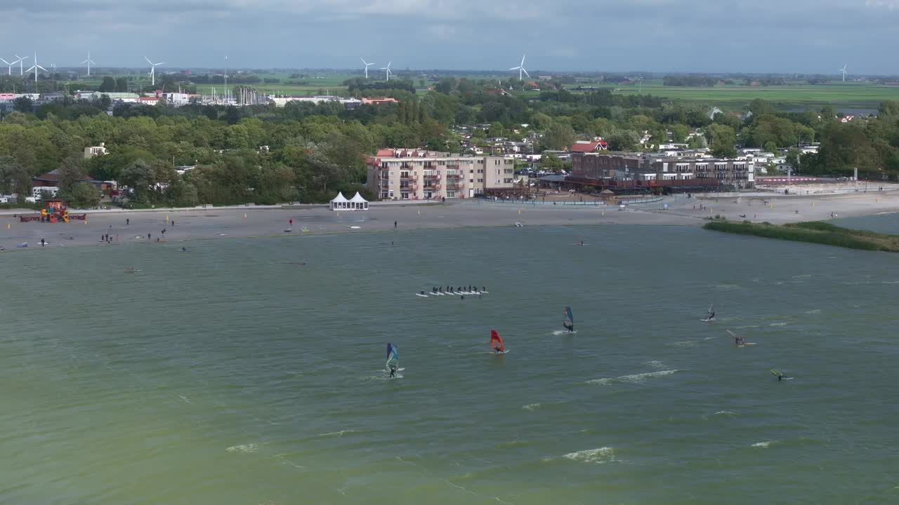 鸟瞰海岸水上运动冒险在马库姆海滩，荷兰。视频下载