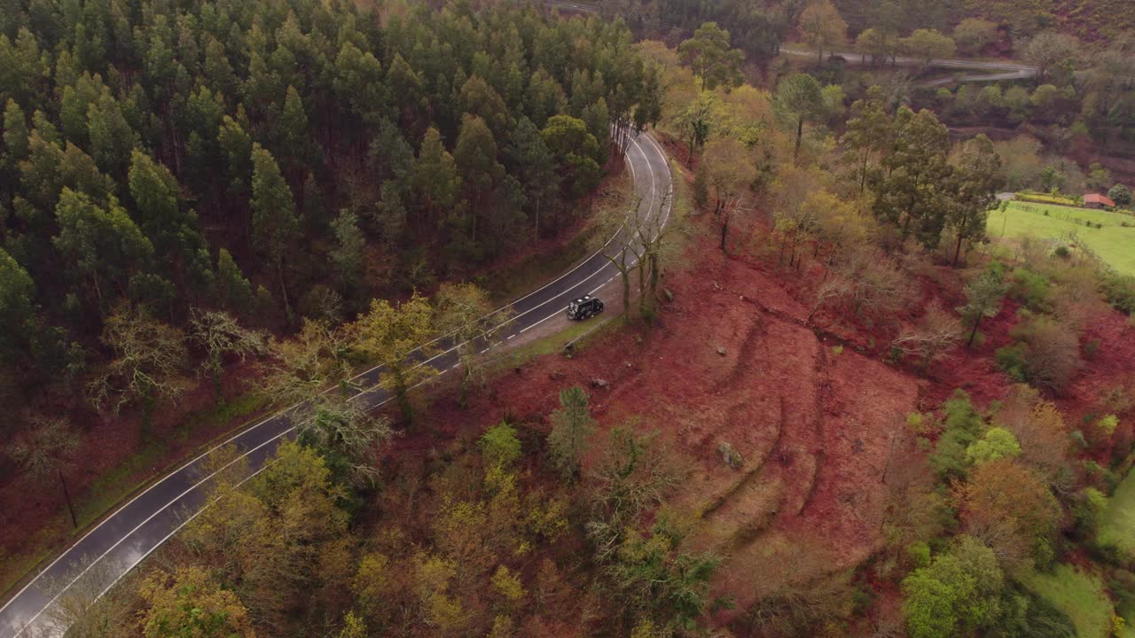 鸟瞰图的秋天村庄与蜿蜒的道路和山脉，葡萄牙。视频素材