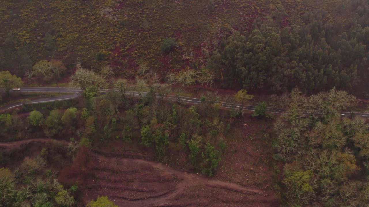 鸟瞰图忧郁的村庄与山和秋天的云，葡萄牙。视频素材