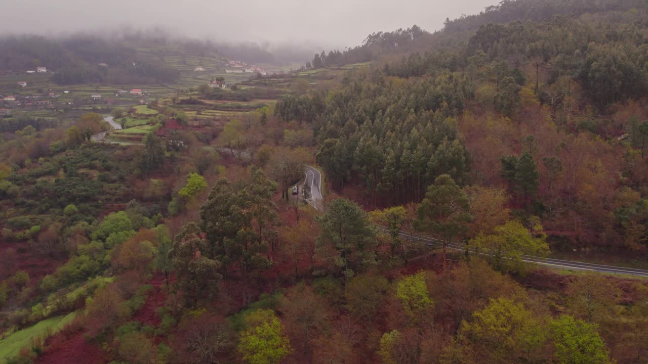 鸟瞰群山和森林环绕的迷雾村庄，葡萄牙。视频素材